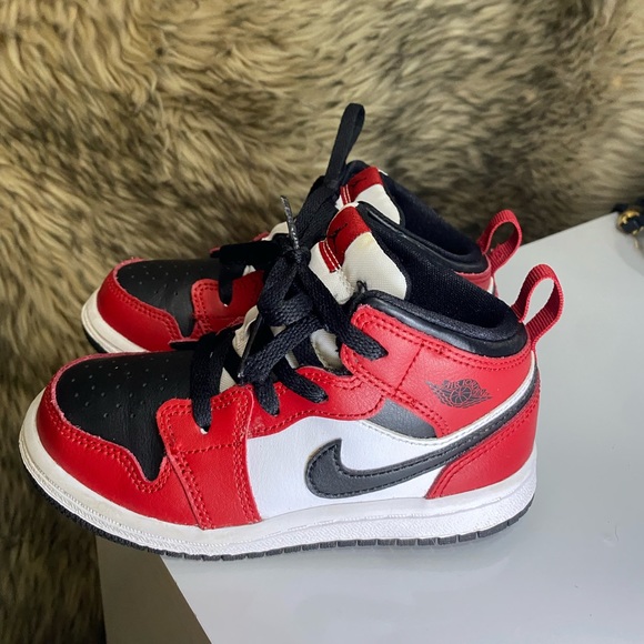 Gently used. Hardly worn. Nike kids size 9C (No box) - Picture 1 of 6